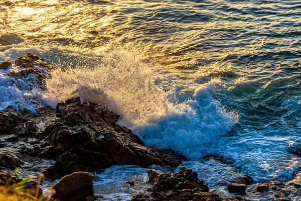 Вода Морская Пена Плескаются Удара Волн Скалы Время Захода Солнца — стоковое фото