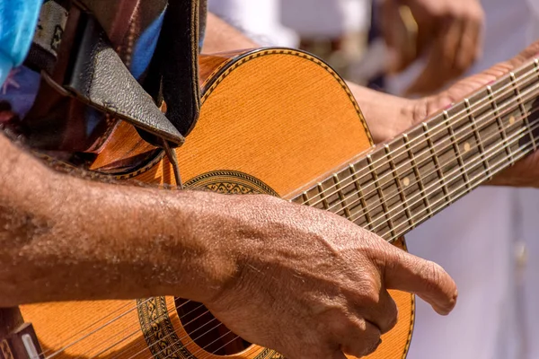 Részlet Gitáros Kezét Akusztikus Gitár Egy Szabadtéri Népszerű Zenei Bemutató — Stock Fotó