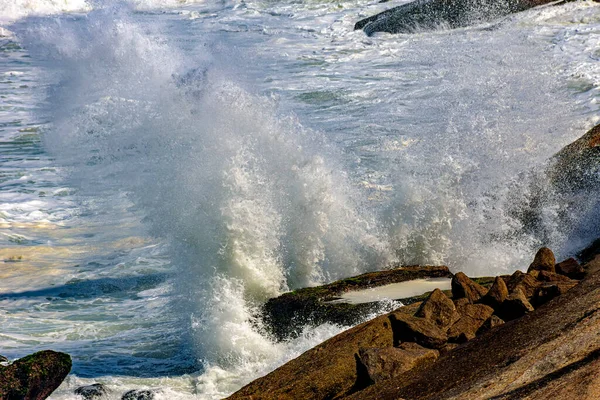 Água Mar Salpicando Para Como Ondas Bater Contra Rochas — Fotografia de Stock