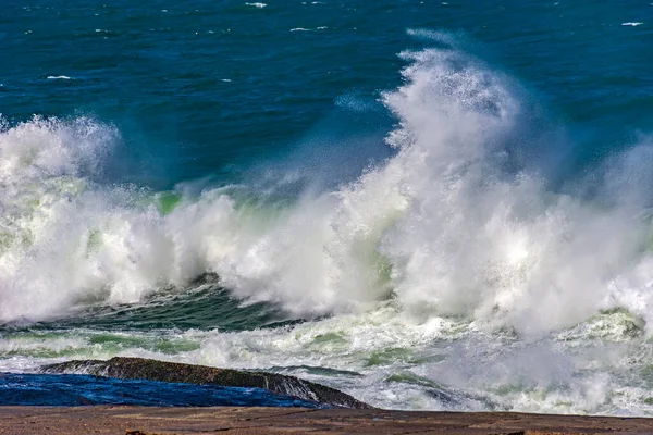 Strong Waves Crashing Rocks Storm Sunny Day — Stock Photo, Image