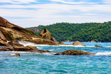 Rio de Janeiro 'daki tarihi Paraty şehrinin eteklerindeki tropikal orman, dağlar ve deniz.