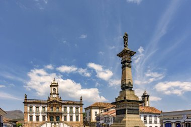 Minas Gerais 'in tarihi kenti Ouro Preto' nun merkez meydanı. Güneşli bir günde evleri, kiliseleri ve anıtlarıyla.
