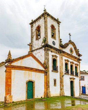 Rio de Janeiro 'nun güney kıyısındaki Paraty şehrindeki tarihi bir kilisenin ön cephesi.