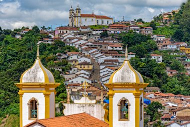 Brezilya 'nın Minas Gerais kentindeki tarihi Ouro Preto kenti, eski kilise kulelerinden görünen yamaçları, tepeleri ve kiliseleri ile