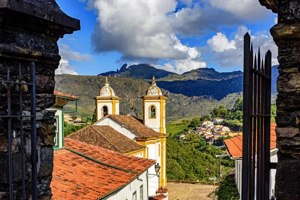 Bela Igreja Histórica Cidade Ouro Preto Vista Entre Antigos Portais — Fotografia de Stock