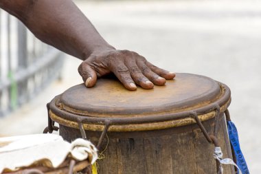 Salvador, Bahia 'daki Pelourinho' da afro-Brezilya capoeira dövüşü sırasında ilkel bir atabalık çalan vurmalı çalgıcı.