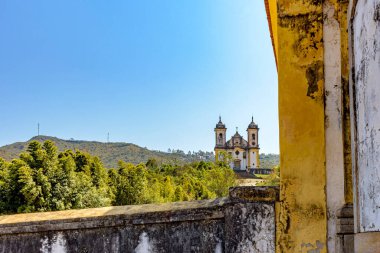 Ouro Preto şehrinde Brezilya İmparatorluğu zamanından kalma tarihi kilise, Minas Gerais şehir ve arka planda sömürge tarzı yerleşimi