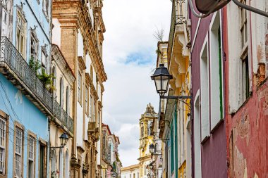 Salvador, Bahia 'nın tarihi Pelourinho semtinde eski sokak ve yaşlılar ön cephelerinde.