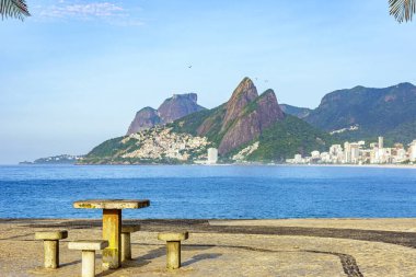 Rio de Janeiro 'da bir yaz sabahı Ipanema plajı manzarası
