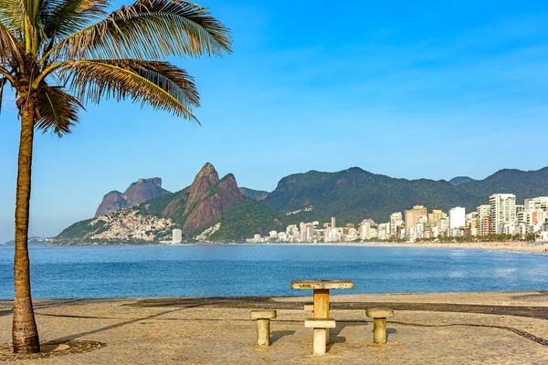 Вид Пляж Ипанема Рио Жанейро Летним Утром Камнями Пальмами Океаном — стоковое фото