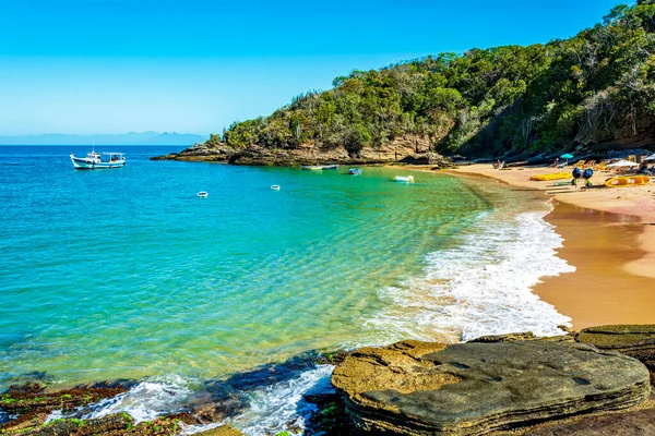 Playa Paradisíaca Con Coloridas Aguas Transparentes Rodeada Piedras Vegetación Ciudad — Foto de Stock