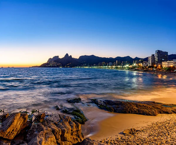 Atardecer Playa Ipanema Río Janeiro Con Las Luces Ciudad Encendidas — Foto de Stock