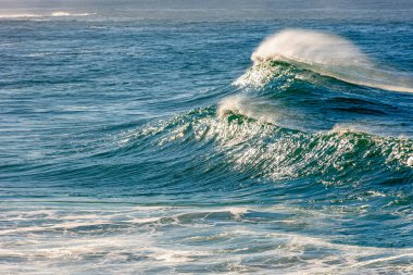 Brezilya 'nın Rio de Janeiro kentindeki Ipanema plajında güneş ışığı ile dalga doğuyor.