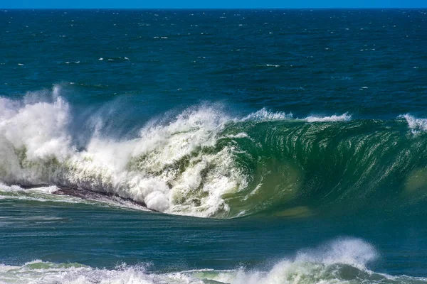 Přerušení Vln Během Bouřlivého Počasí Slunečného Dne Plážích Rio Janeira — Stock fotografie