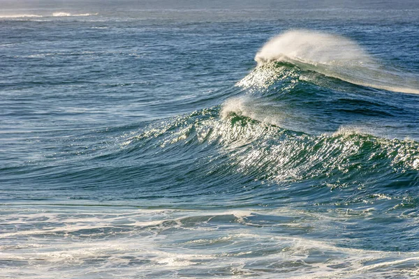 Wellenbrechende Wellen Morgengrauen Mit Sonnenreflexionen Auf Dem Wasser Strand Von — Stockfoto