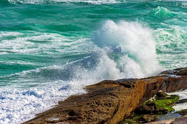 Κύμα Σπάζοντας Πάνω Από Βράχους Νερό Πιτσιλίζει Στον Αέρα Μια — Φωτογραφία Αρχείου