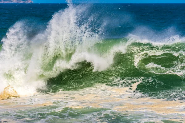 Vlna Havárie Během Bouřlivého Počasí Slunečného Dne Plážích Rio Janeiro — Stock fotografie