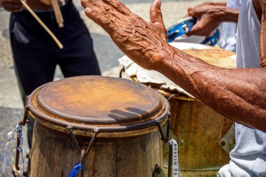 Capoeira 'da geleneksel enstrümanlar çalan müzisyenler, Salvador, Bahia' daki Pelourinho sokaklarında Afro-Brezilya kültüründen bir dövüş ve dans karışımı.
