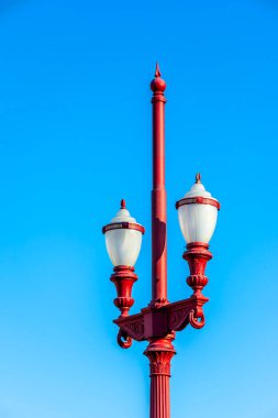 Arka planda mavi gökyüzü olan eski kırmızı sokak lambası Belo Horizonte, Minas Gerais, Brezilya