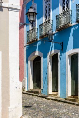 Pelourinho, Salvador, Bahia 'nın kaldırım taşı caddelerinde ve yamaçlarında eski koloni tarzı renkli evler.