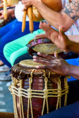 Kırsal ve ilkel perküsyon enstrümanını çalan vurmalı çalgıcı afro-Brezilya kültürel manifestosu sırasında