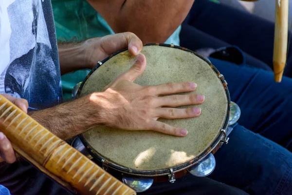 Tamburynowy Gracz Inni Instrumentaliści Podczas Brazylijskiego Występu Samby Karnawale — Zdjęcie stockowe