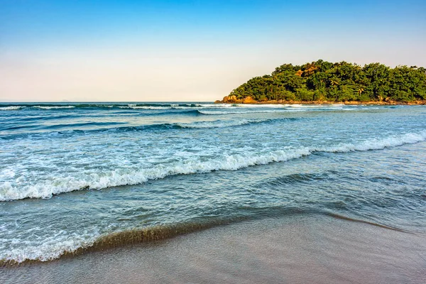 Praia Branca Ubicada Ciudad Bertioga Rodeada Por Selva Tropical Costa — Foto de Stock