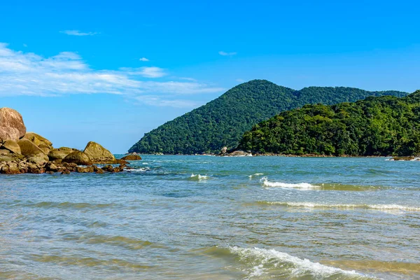 Brezilya 'nın Sao Paulo kıyısındaki kayalar, dağlar ve tropikal Bertioga ormanları arasında sakin ve şeffaf suları olan deniz.