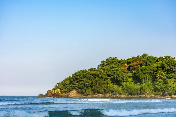 巴西圣保罗州的贝蒂奥加市的和平而田园诗般的海滩 有热带雨林和大海 — 图库照片