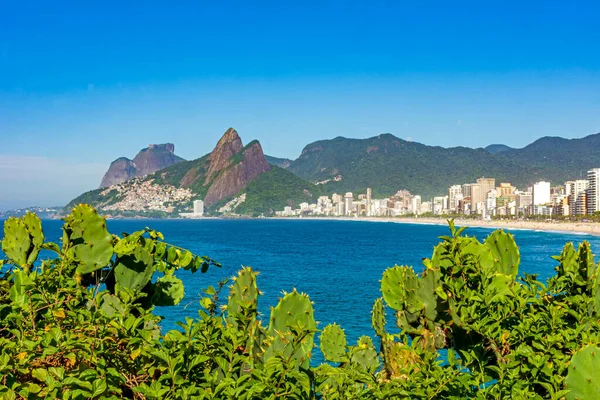 Imagen Panorámica Playa Ipanema Río Janeiro Con Mar Edificios Colinas —  Fotos de Stock