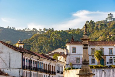 Brezilya 'nın Minas Gerais eyaletindeki Ouro Preto kentinin merkez meydanındaki tarihi binalar ve anıtlar