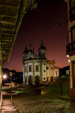 Minas Gerais 'in tarihi şehri Ouro Preto' da barok tarzında sokak ve kilise