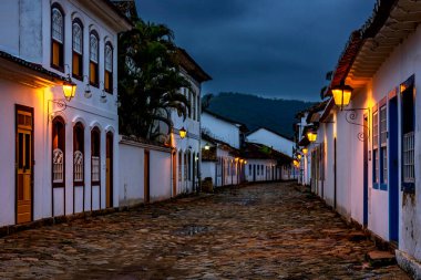 Rio de Janeiro eyaletindeki tarihi Paraty şehrinin sokakları ve evleri alacakaranlıkta aydınlandı.