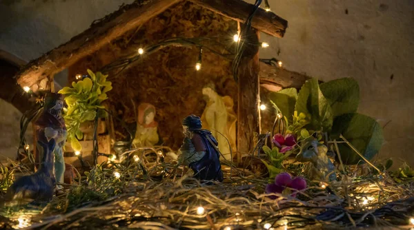 Kerststal Met Verlichting Beelden Een Eenvoudig Huis Het Platteland Van — Stockfoto