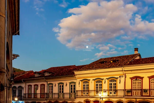 Fachadas Antiguas Casas Estilo Colonial Con Sus Balcones Ventanas Histórica —  Fotos de Stock