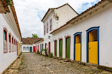 Rio de Janeiro kıyısındaki tarihi Paraty şehrinin kaldırım taşı sokaklarındaki eski koloni tarzı evlerin renkli cepheleri.
