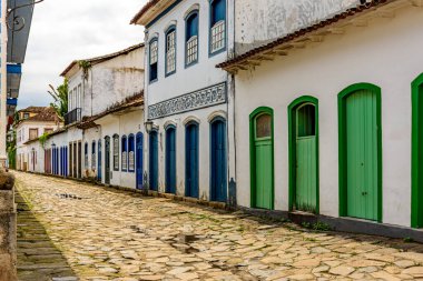 Rio de Janeiro kıyısındaki tarihi Paraty şehrinin sokaklarındaki eski koloni tarzı evler.