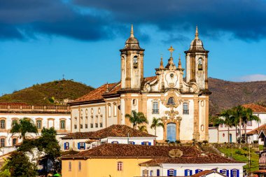 Tepedeki eski kiliseler ve Minas Gerais 'deki Ouro Preto şehrindeki evler arasında öğleden sonra