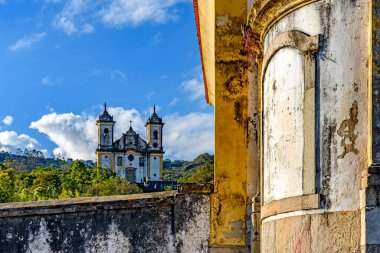 Ouro Preto kentindeki Barok tarzı kiliselerin perspektifi, Minas Gerais