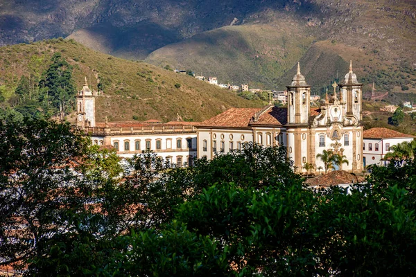 Iglesias Barrocas Ouro Preto Entre Vegetación Las Montañas Ciudad —  Fotos de Stock