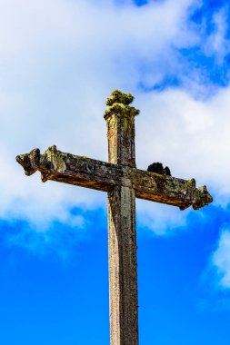 17. yüzyılın sonlarında Minas Gerais 'deki Lavras Novas şehrinin ortaya çıkmasıyla oluşan asalak bitki ve yosunlarla kaplı antik taş Katolik haçı.