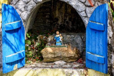 Minas Gerais 'deki Lavras Novas şehrinde eski köleleri onurlandıran Afro-Amerikan bir anne figürlü küçük ve basit bir sunak.