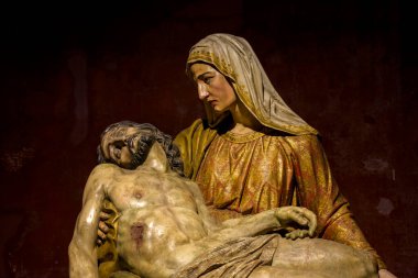 Minas Gerais 'deki Ouro Preto' nun zengin kiliselerinde 18. yüzyıldan kalma Brezilya barok sanatında annesi Mary 'nin kucağında İsa' nın temsili.
