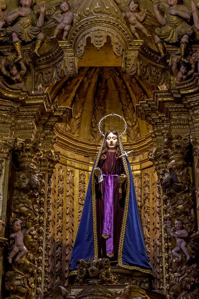 泣いている聖人 18世紀ブラジルの彫刻天使に囲まれたバロック様式の神聖な芸術とミナスジェライス州の大ウロ プレトの豊かな教会の内部に存在します — ストック写真