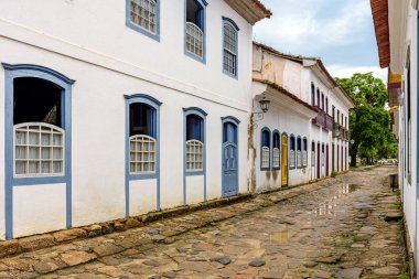 Brezilya 'nın Rio de Janeiro eyaletinin güney kıyısındaki tarihi Paraty şehrinde eski koloni tarzı evler ve kaldırım taşları olan sessiz sokaklar