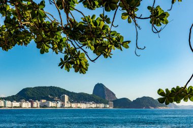 Rio de Janeiro 'daki Copacabana plajı ve Sugarloaf Dağı manzarası