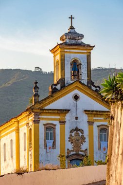 Minas Gerais 'deki Ouro Preto şehrinde öğleden sonra barok tarzında tarihi bir kilisenin cephesi