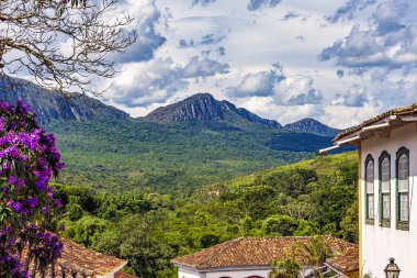 Minas Gerais eyaletindeki tarihi Tiradentes şehrindeki evler, dağlar ve ormanlar