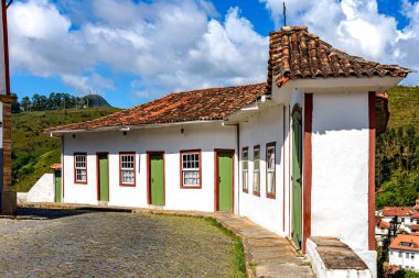 Ouro Preto 'nun kaldırım taşı caddelerinde Minas Gerais eyaletinde eski sömürge tarzı evler var.
