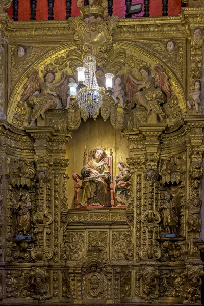 バロック様式の教会の内部には ミナスジェライス州オウロ プレトの歴史的な街にある金箔装飾の聖人や壁のイメージが飾られています — ストック写真